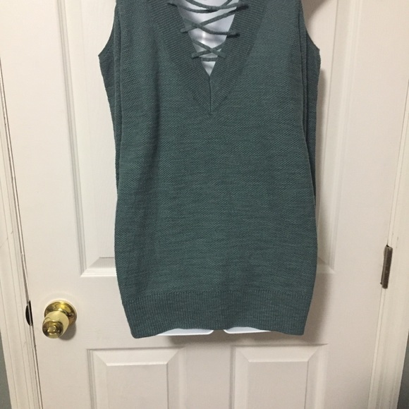NWT Reversible cold shoulder top - Picture 7 of 8